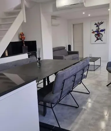 Moderne, Confort Avec Exterieur *