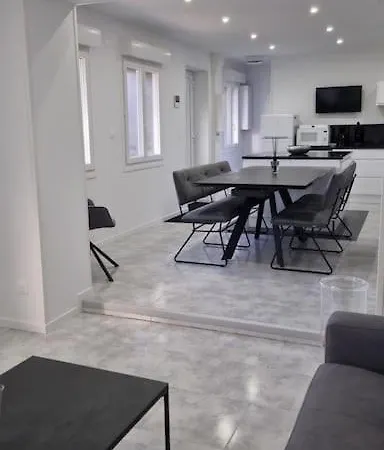 Moderne, Confort Avec Exterieur